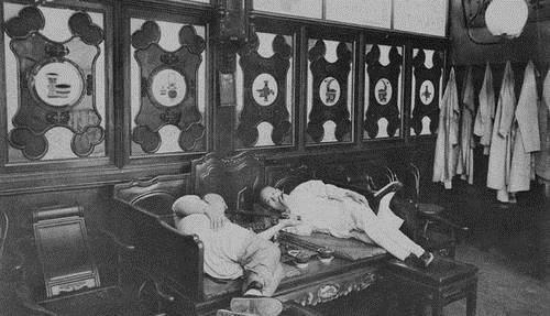 女子|13张老照片再现吸食鸦片的清朝百姓男子骨瘦如柴,女子媚态毕露