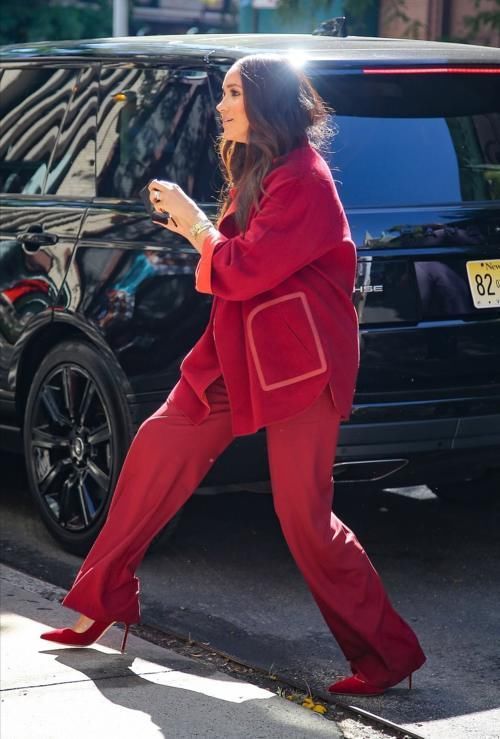 红色系 梅根真有钱啊!三天行程6套衣服60万,外加260万珠宝,土豪风十足