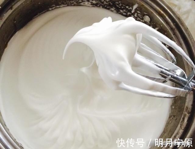 周末时间多,把酸奶放进电饭煲,自制酸奶蛋糕,酸甜软糯又营养!