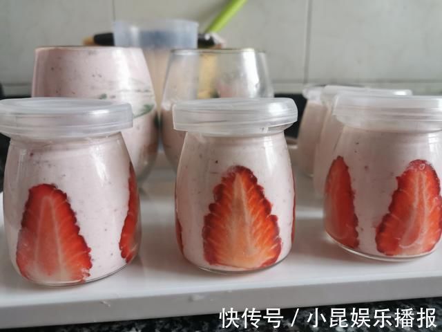 孩子在家吵着吃蛋糕,无奈之下自己动手给孩子做,孩子吃了一半