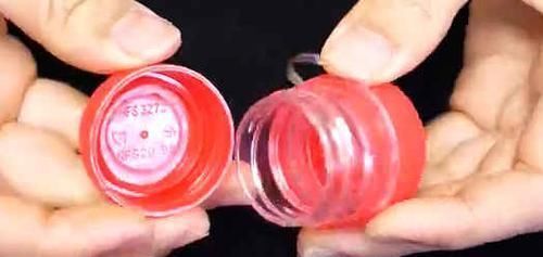 把两个塑料瓶盖粘在一起，挂在裤子上，全家人都要抢着用，太棒了