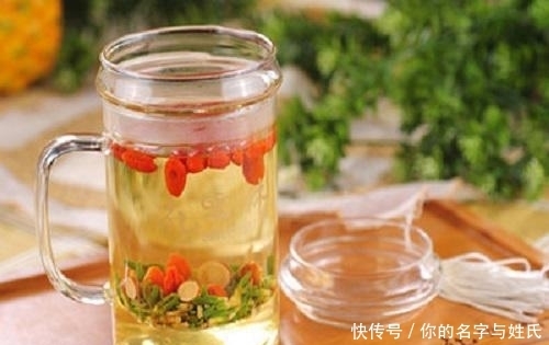  冬天|冬天用黄芪泡水喝，温补护肝、抗衰老，但有2类人不适宜喝