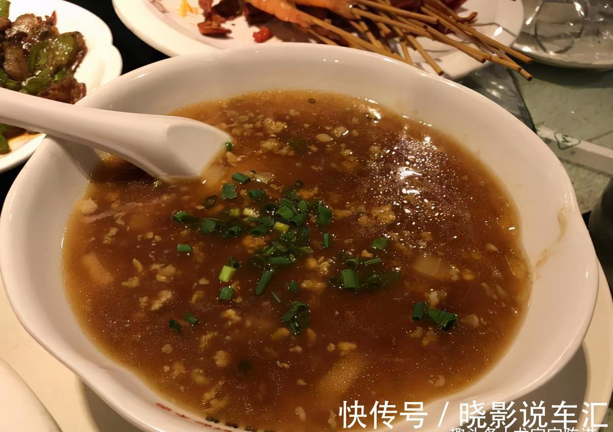 请公公婆婆吃饭，点了13个菜，吃掉1个月生活费，您觉得值吗？