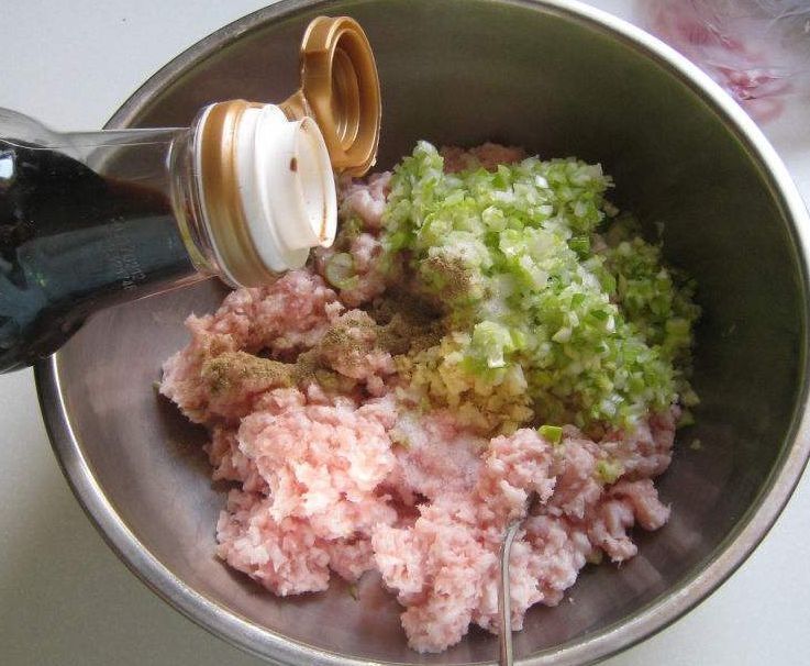 怎么拌饺子馅才好吃?加鸡蛋熟油不是最好方法,这么做才鲜嫩多汁