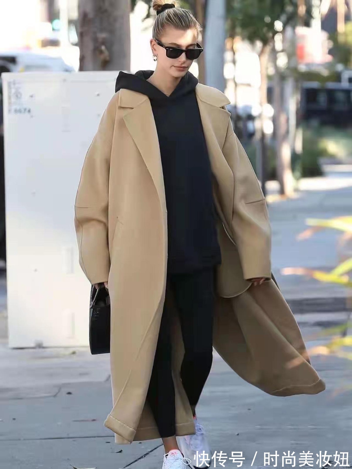 大衣 最近火了一种穿搭,叫“大衣+球鞋”,减龄洋气又显气质