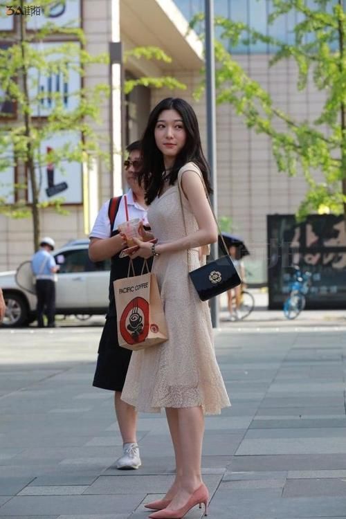 吊带紧身连衣裙,展示性感好身材,时尚潮流有魅力