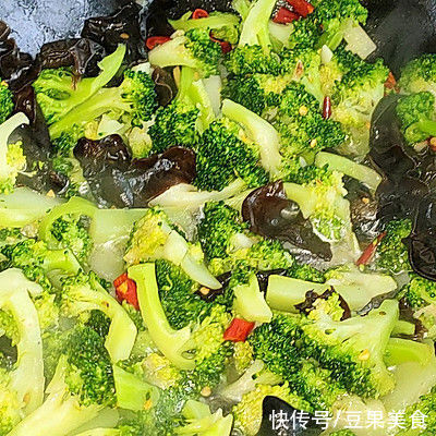 第一次尝试素炒西兰花,没想到这么好吃