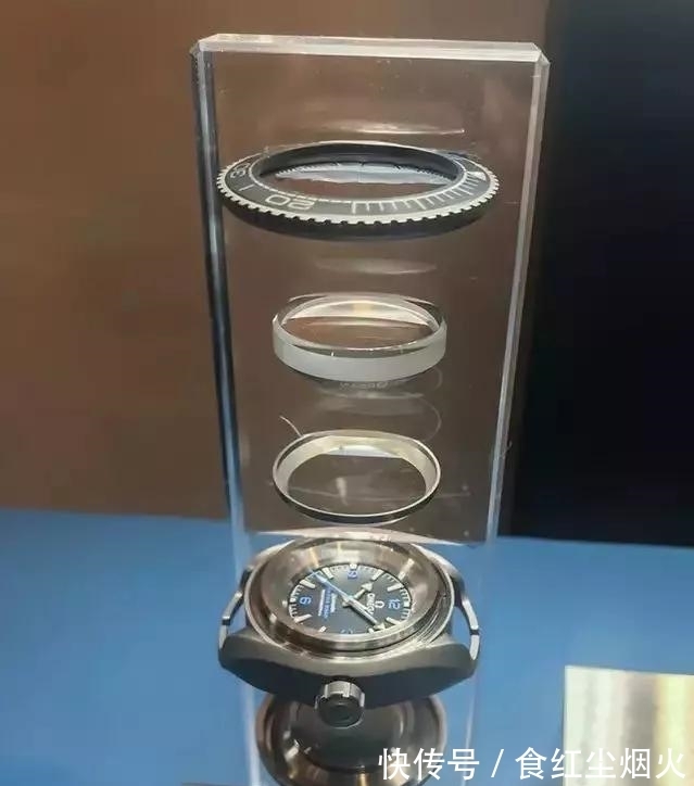 欧米茄 当三枚欧米茄手表潜到1万米的海洋中,会怎么样?