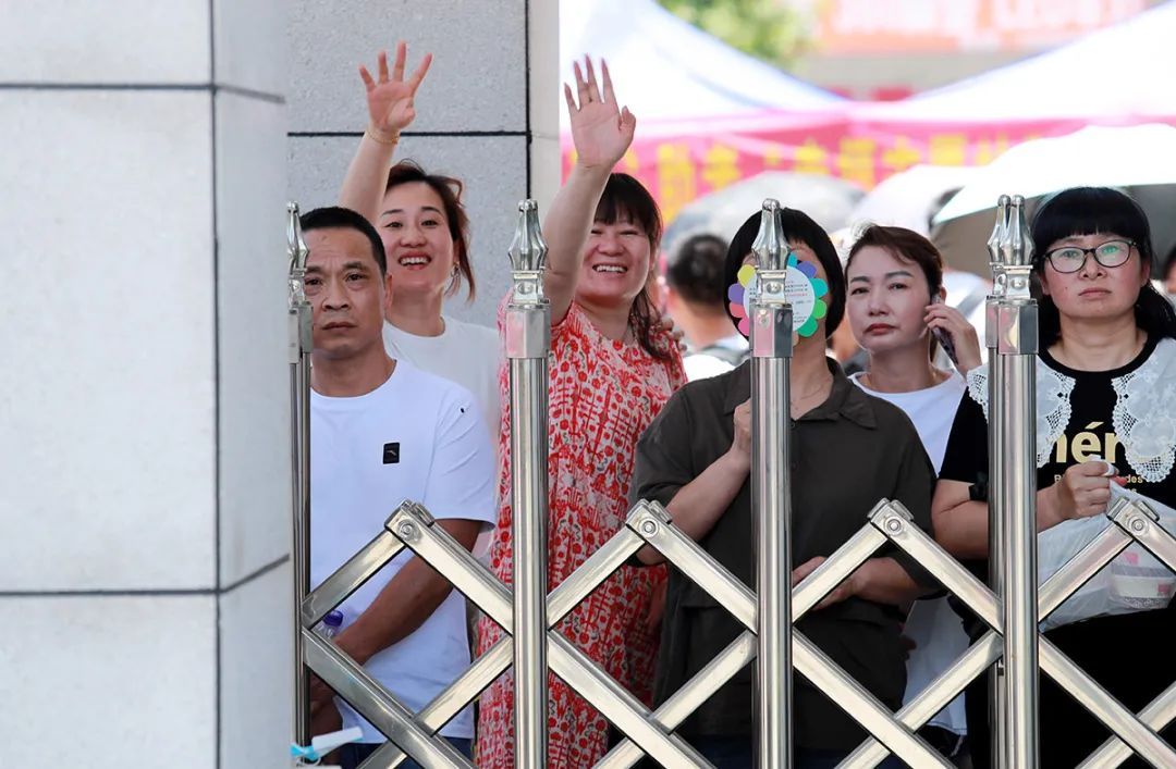 永嘉传媒集团|高考首日！现场直击！为5257名永嘉学子加油！！！