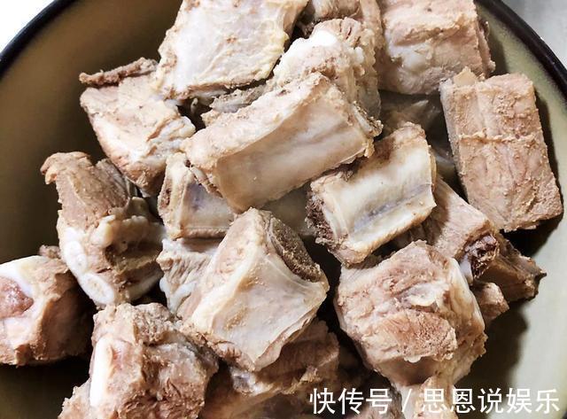 浮沫|为什么排骨焯水后变得又腥又柴看完大厨操作才知道,是用错水了