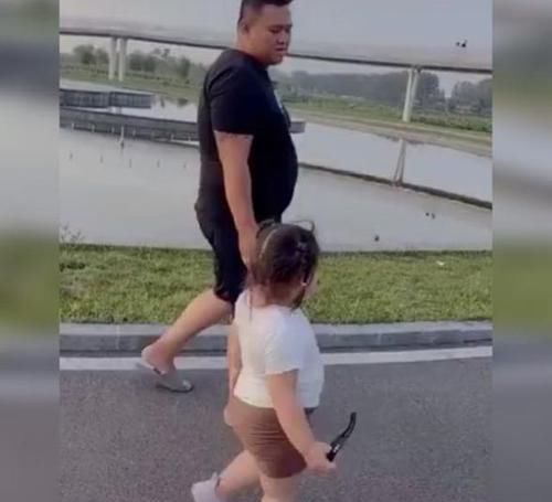 爸爸带女儿做亲子鉴定，却被赶出鉴定中心，医生：一看就是亲生的