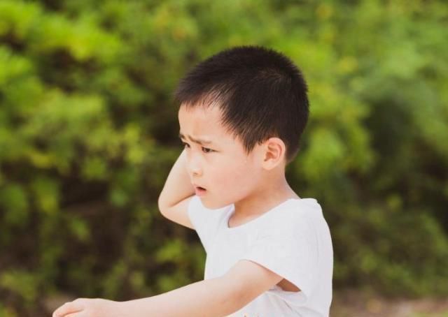 熊孩子|5岁孩子把冰淇淋掉地上,妈妈的教育方式,惊艳到了众人!