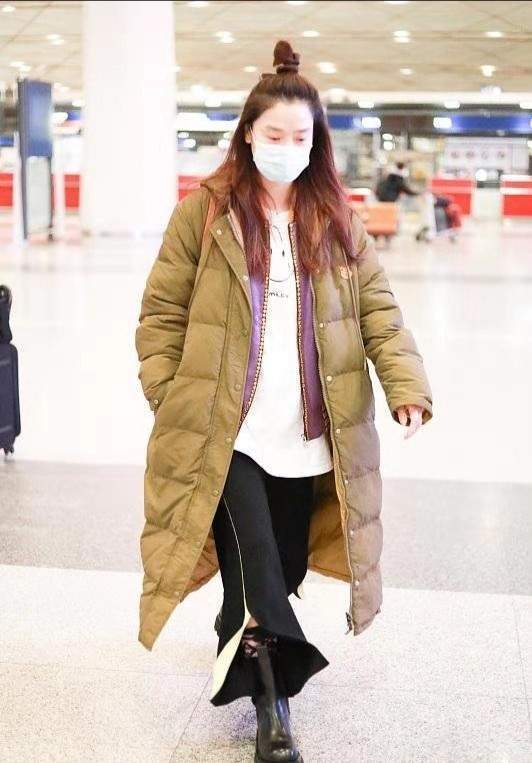 玲花一家三口走机场,老公罕露面气质儒雅,7岁女儿扎马尾好俏皮