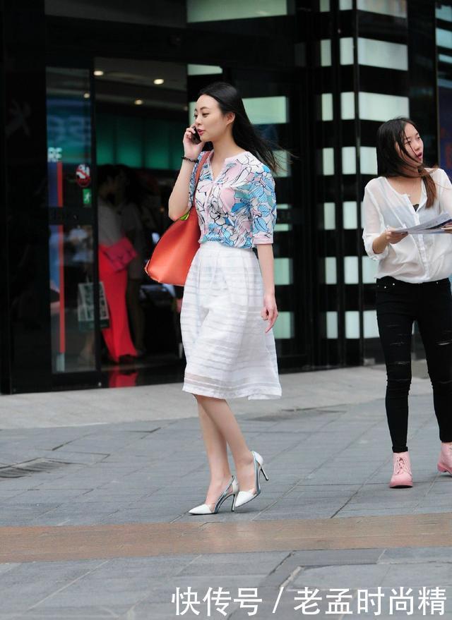 街拍:复古短袖+蕾丝长裙,性感又高雅,让胖女孩秀出苗条身材