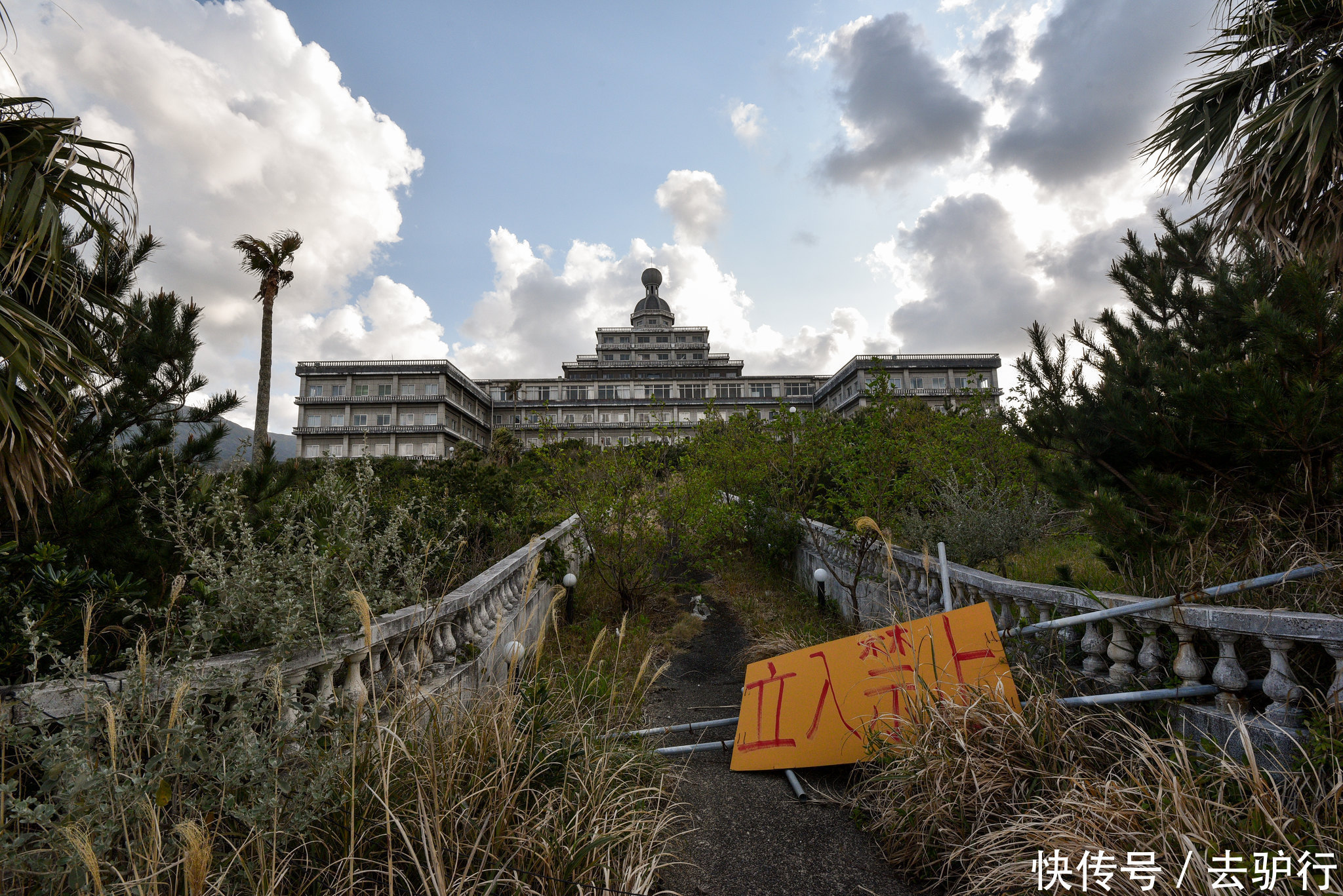 中年|日本荒岛空城：因“崇洋”游客流失，昔日最豪华的酒店破产关门