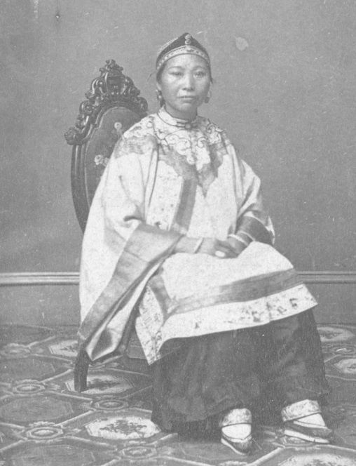 富家|一组清末老照片：小脚富家女着华丽汉服，新婚夫妻个个面如死灰