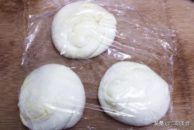 软乎|烙饼时，别只会加温水和面了，多做两步，柔软多层，皮薄有韧性