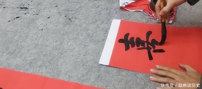 妇人出上联:人欢马叫高歌猛进,农夫对出下联后,她笑而不语!