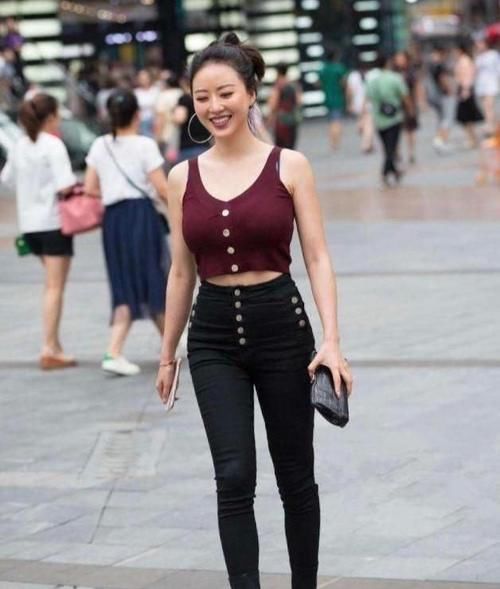 紧身衣 帅气的紧身牛仔裤,增添了时尚元素,又非常适合身材好的女人