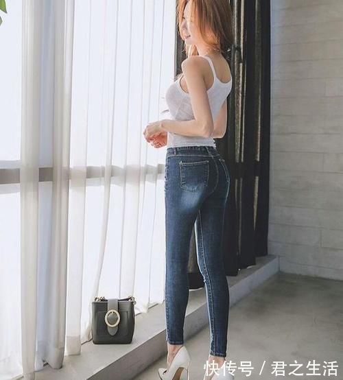 气息|紧身牛仔裤时尚又百搭,舒适简约,尽显女性的柔美气息