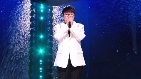 總決賽|《中國(guó)好聲音》5強(qiáng)爭(zhēng)霸賽：伍珂玥拿第一，2人逆襲進(jìn)決賽，男學(xué)員全軍覆沒