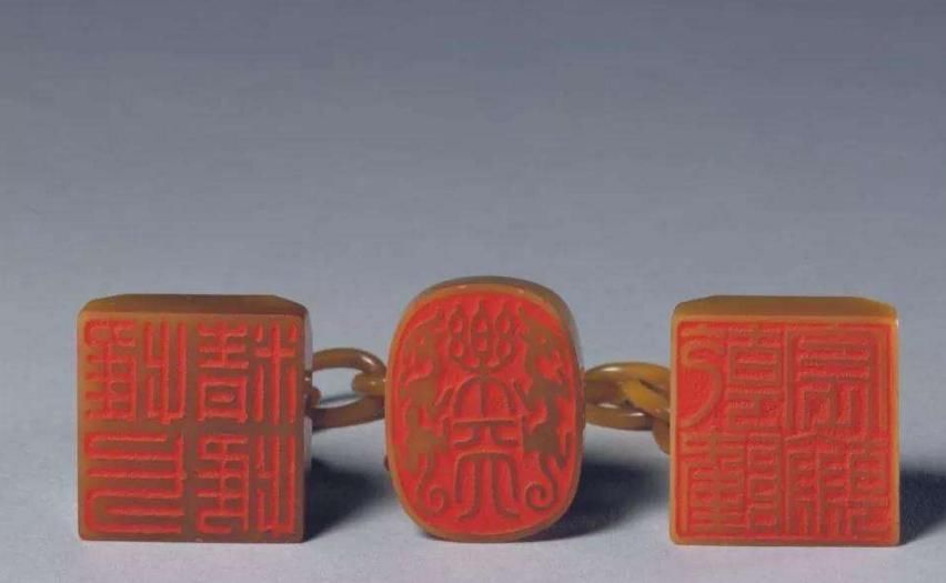 田黄三联玺|溥仪逃出宫时，将它缝在棉衣中26年，现在成为国宝中的国宝！