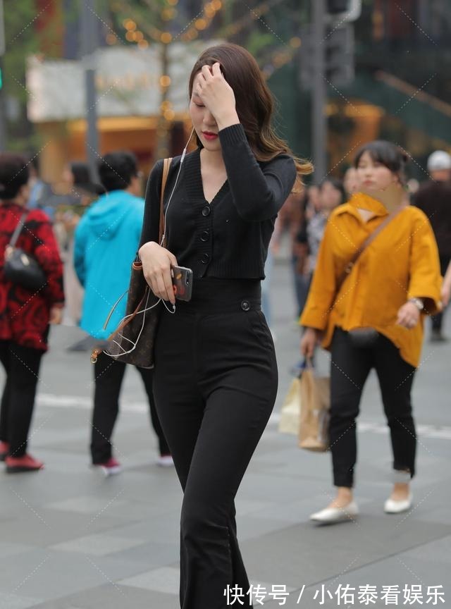 牛仔裤 性感外套配上黑色打底裤,打造硬朗线条,更显成熟气质