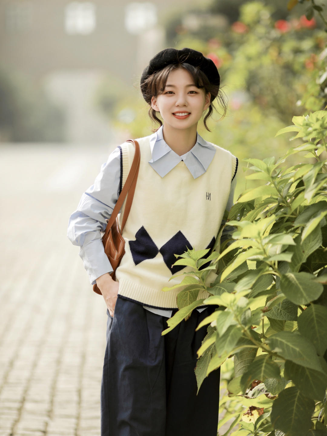 针织马甲|秋天的针织马甲,要穿简约款,搭配衬衫和阔腿裤,穿出好气质