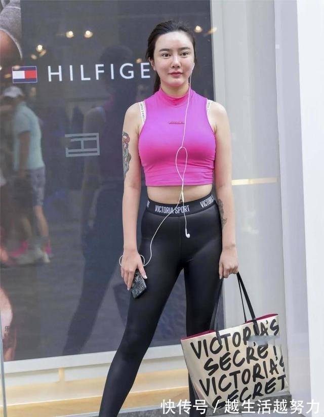 搭配 华丽典雅的瑜伽裤穿搭既时髦又有腔调，修身塑形提气质，搭配舒适！