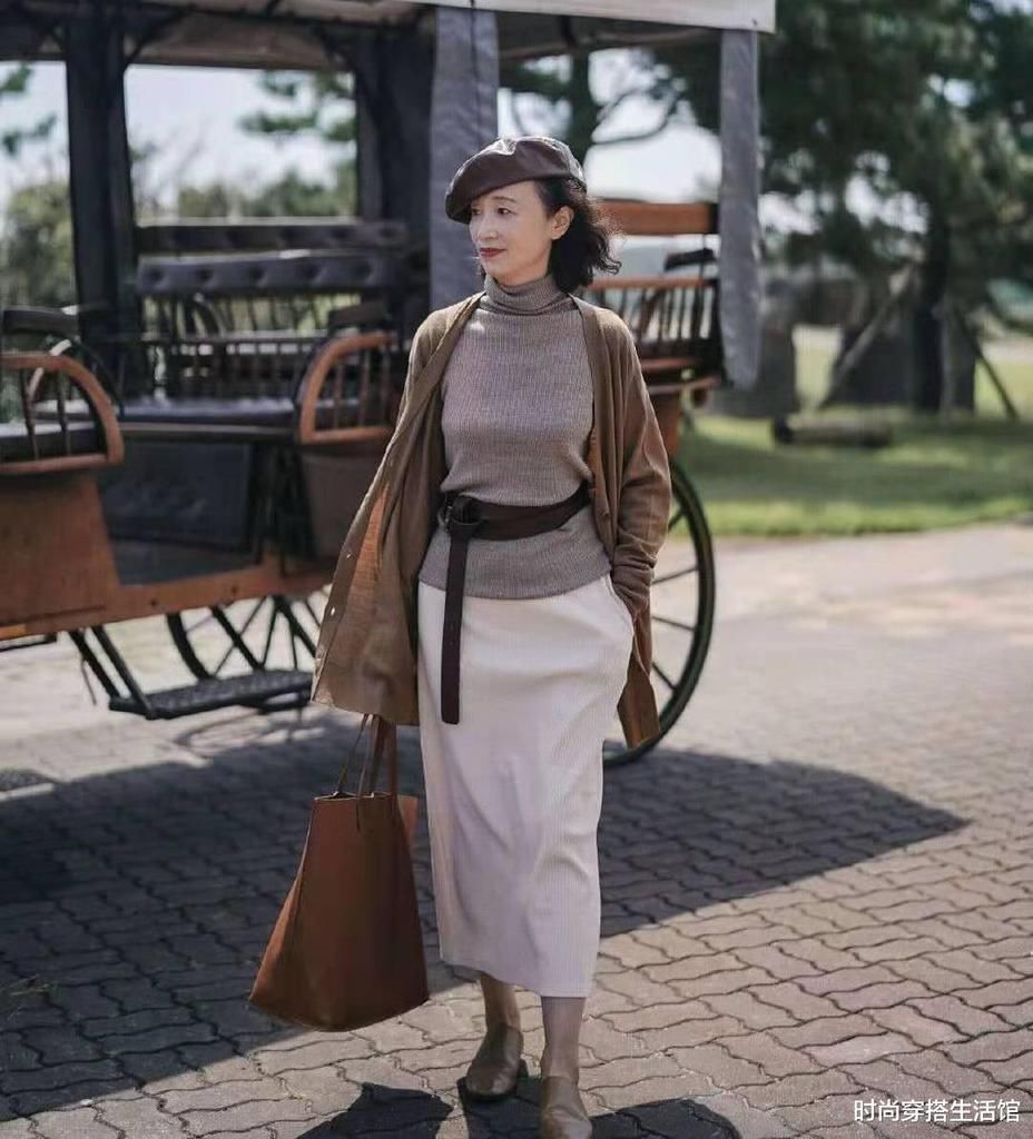 50岁女人，不管穿风衣还是大衣少配小白鞋，看三木妈妈就知道了