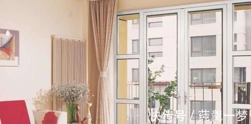 占地方|家里阳台不要装推拉门了,不实用又占地方,聪明人都装这种代替