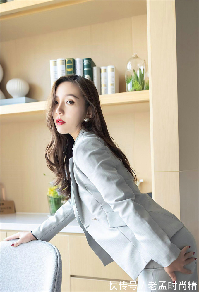 紧身衣 小姐姐穿着简洁轻盈的职业装,时尚精致,女神范十足