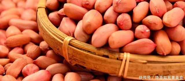 炒花生,洗净后一定要擦干,花生米会更加酥脆美味,放1周都不潮