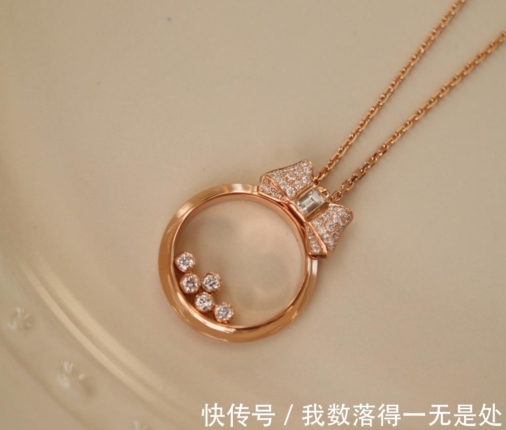 时尚|罗马假日公主的浪漫,一款设计感爆棚的时尚吊坠,就能做到喔