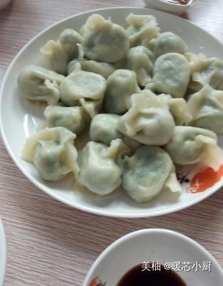 吃起来|拌饺子馅，应该放生抽还是老抽？很多人都放错，难怪饺子吃着难吃