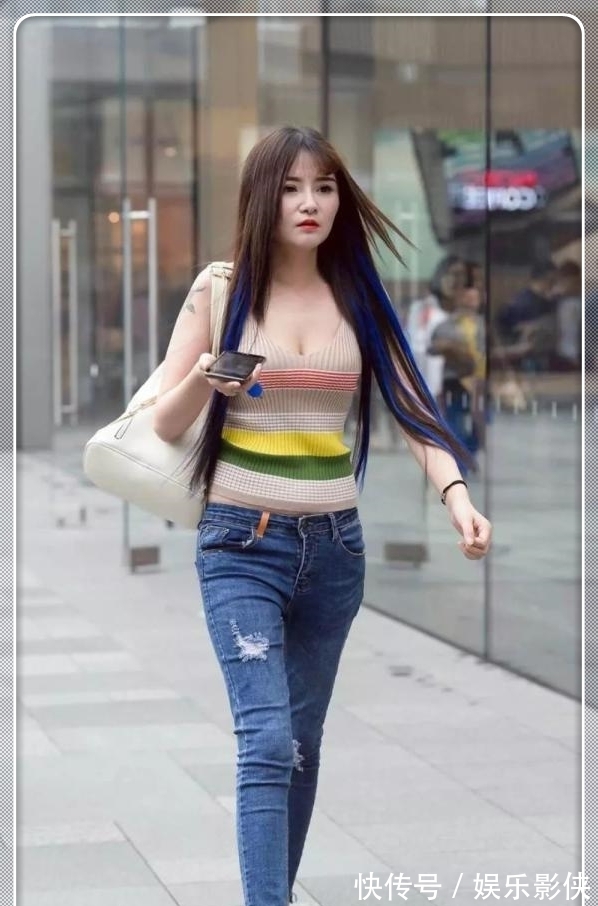 牛仔裤 牛仔裤已经不兴搭白T,换上这件“彩虹衫”,你就是街上最靓的仔