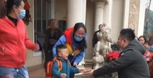 孩子|爸爸第一次接娃遭“滑铁卢”，被怀疑是人贩子，宝爸：我真是亲爹