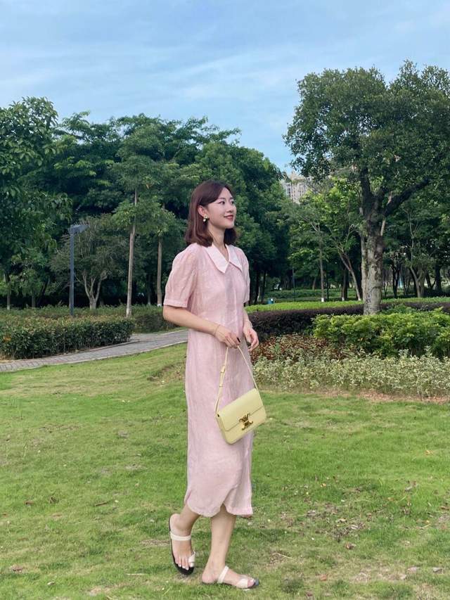 牛仔裤|想要搭配出氛围感其实很简单,条纹衫配牛仔裤简约利落,高级时髦