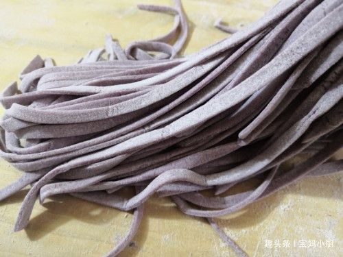 天热，一做凉面，老公就吃得不停筷，香喷喷开胃，好吃极了