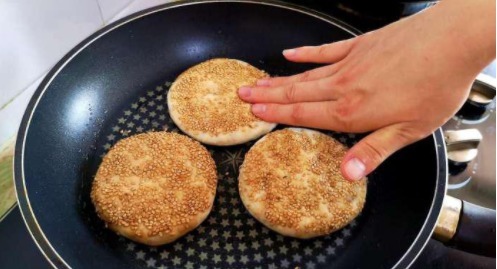 发面别做馒头和大饼了,换个新做法,简单又好吃,连吃3个不解馋