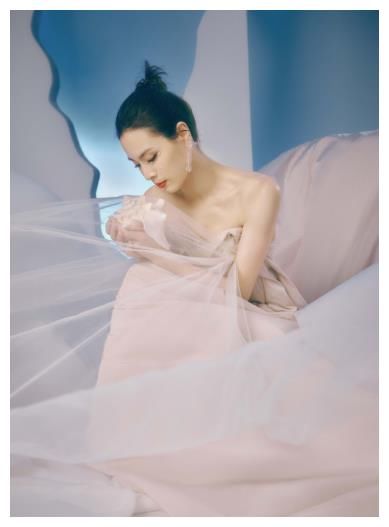 珍珠|35岁吴敏霞罕拍大片，五官精致珍珠直接贴脸上，气场不输专业模特