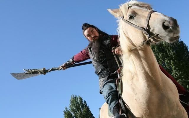 吴用为何怀疑初上梁山的关胜,还派林冲杨志监督?而未怀疑呼延灼