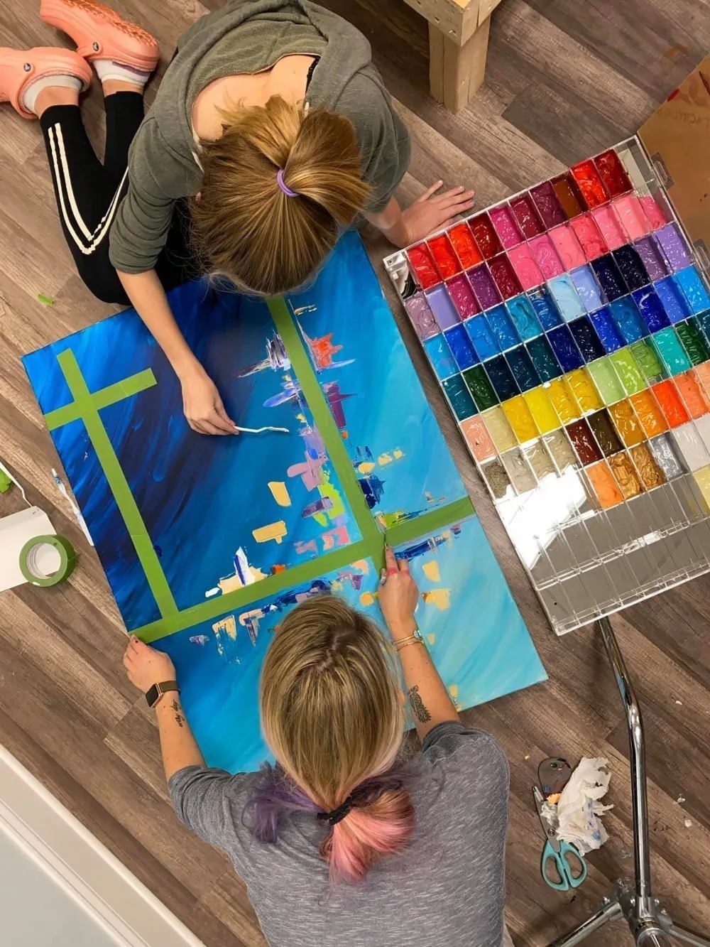 夏威夷$从没学过美术的她,用简单粗暴技法画画,让她成为了百万富豪