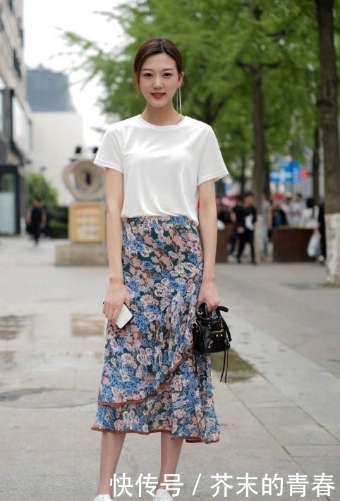 小姐姐|街拍:时尚打底裤小姐姐,穿出与众不同的气质,这才是女神