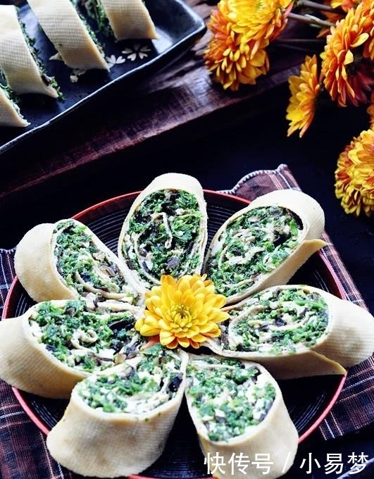 荠菜新吃法,卷起来蒸5分钟,清鲜软嫩,一口一个吃不停