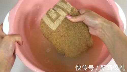 不管毛巾多脏多黄，在水里滴几滴，洗完的毛巾又软又干净