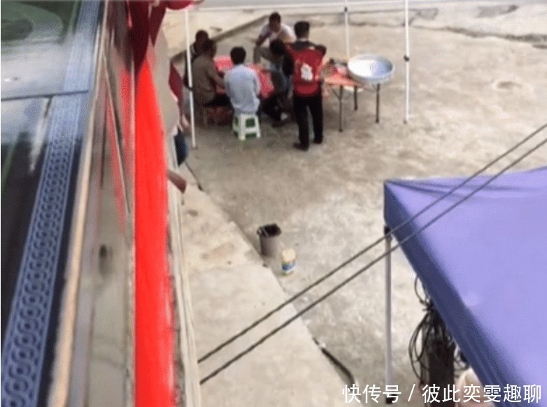 童趣|贵州新郎用12辆童车迎亲,充满童趣又不俗气,画风十分吸睛