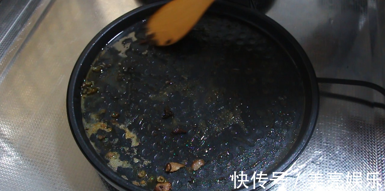 清洗电饼铛还再刷用这个小方法不用刷,多顽固的油垢自己掉