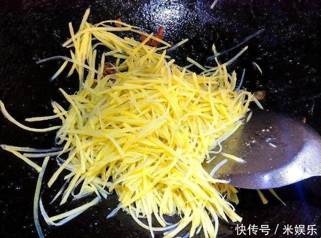 炒土豆丝时，万万别直接焯水！多加“这一步”，土豆丝油亮入味