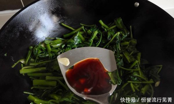 炒菠菜,不要直接在锅里炒,大厨教你加这个步骤